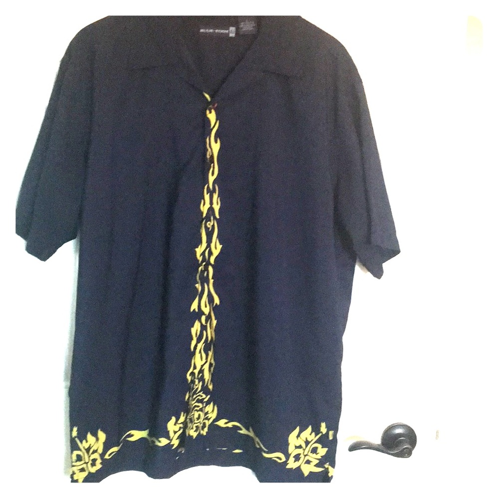 Men’s button shirt.